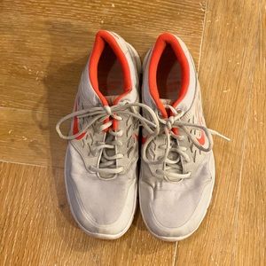Women’s Nike tennis shoes size 9.5